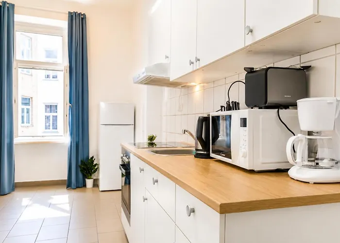 Near Westbahnhof - Cozy 2br With Wifi, Tv For Long * Vienna